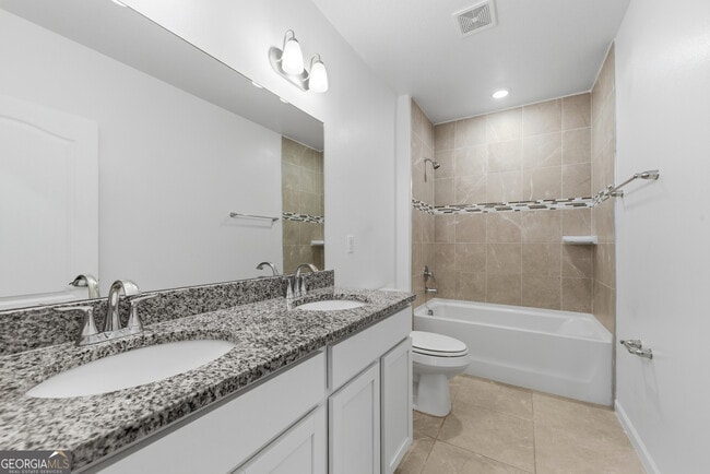 Building Photo - 131 College St