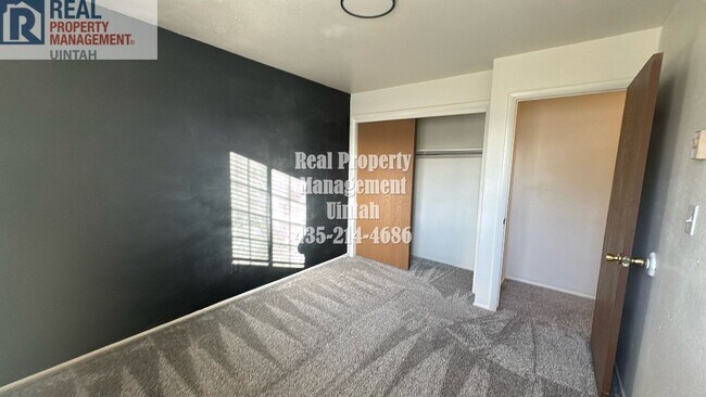 Building Photo - 3 Bedroom, 1.5 Bath Town home.