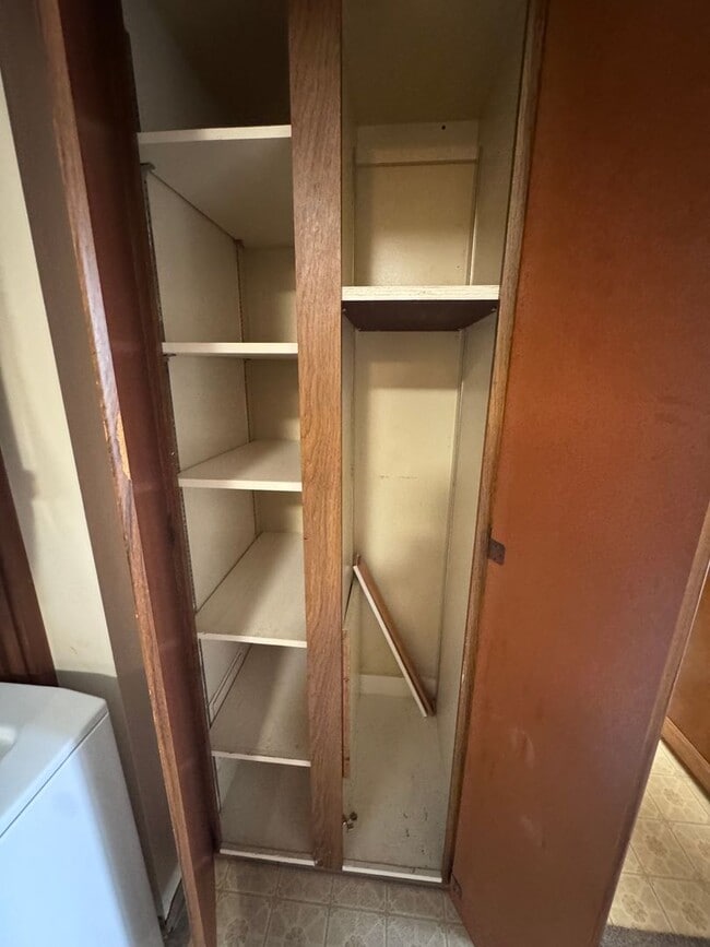 Building Photo - 2 Bed, 2 Bath with reserved, covered parking. Washer/Dryer in unit -Country Club Plaza in Salt Lake