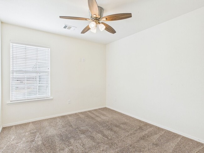 Building Photo - 621 S Hill St