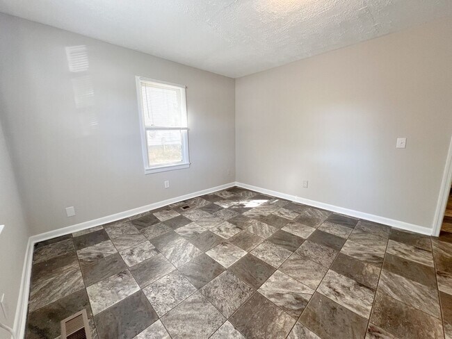 Building Photo - Single-Family Home Downtown--No Breed Restrictions!