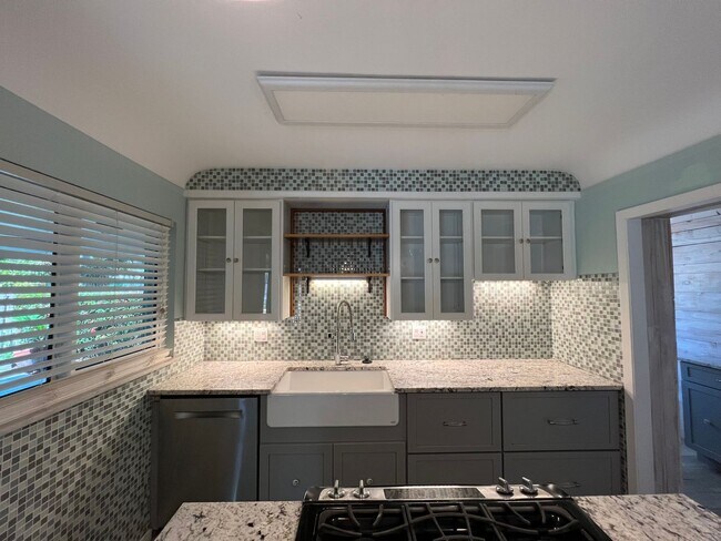 Building Photo - Spacious 3 Bedroom 2 Bath with Pool 2 Blocks from the Beach