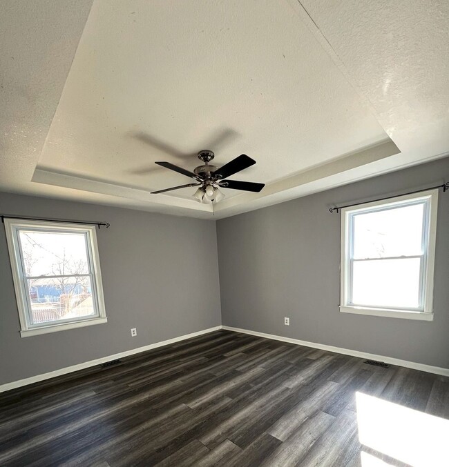 Building Photo - SEE IT NOW: Bright & Spacious Living in the Heart of North Kansas City!