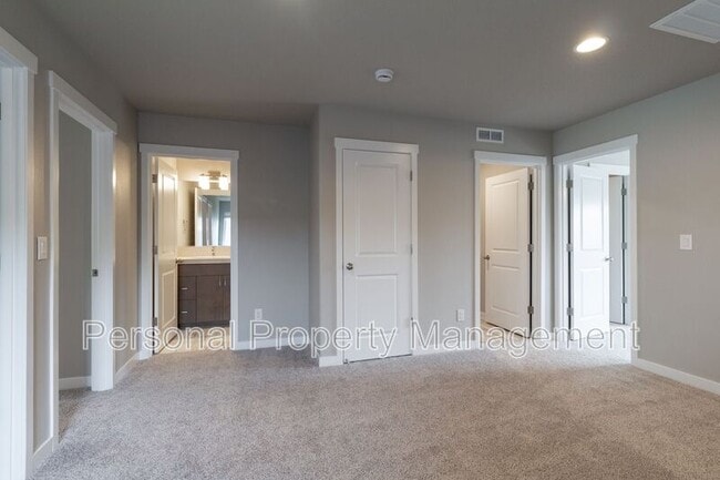 Building Photo - 4811 NE 37th Ct