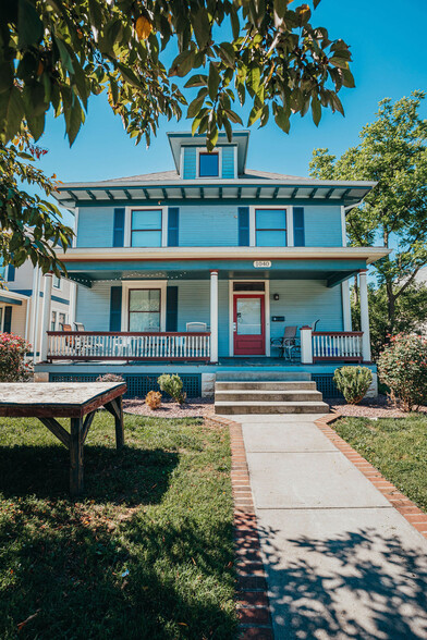 Primary Photo - Walnut Home - Behind Greek Row!