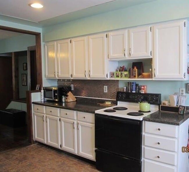 Building Photo - 4 bedroom house