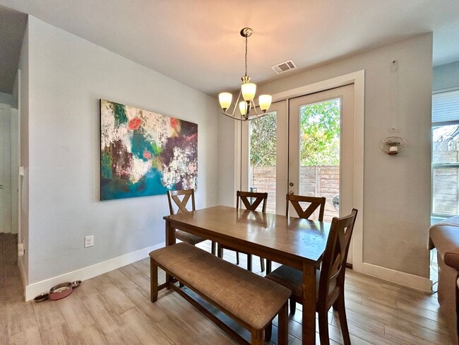 Building Photo - 930 E 54th St