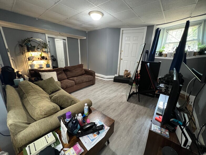 Primary Photo - 1064 Beacon St