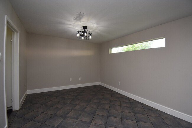 Building Photo - 6003 Long Leaf Dr