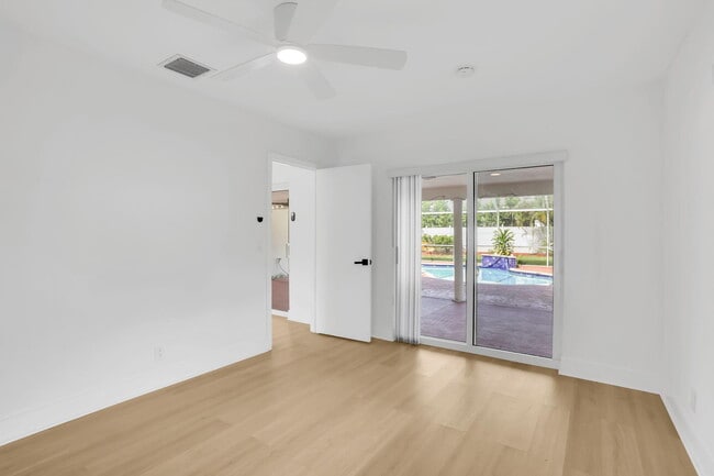 Building Photo - 905 Sunset Rd