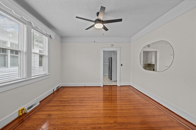 Building Photo - Incredibly Well Maintained & Beautiful Hom...