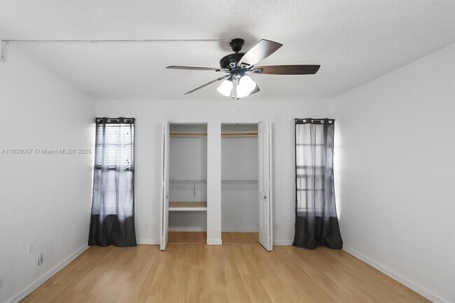 Building Photo - 10167 Twin Lakes Dr