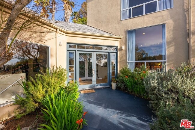 Building Photo - 4350 Hillview Dr