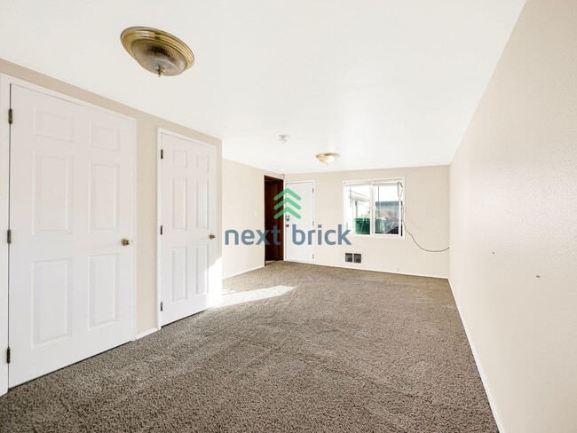 Building Photo - 2 Bed and 1 Bath Single-family Home Availa...