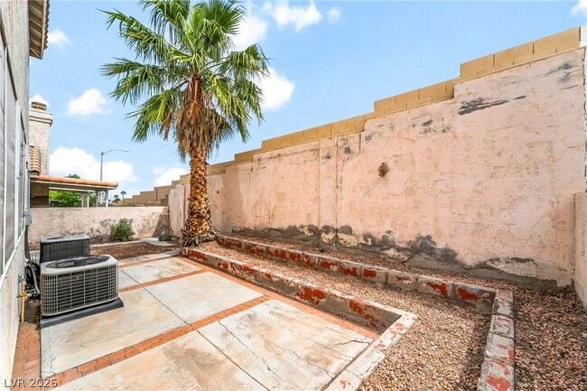 Building Photo - 120 McLaren St