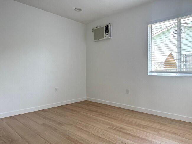 Building Photo - 1538 W 30th St