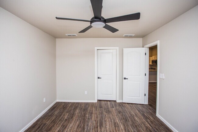 Building Photo - Modern 3/2/1 Duplex!