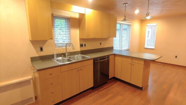 Building Photo - *Beautiful 2BD/2BA Single-Family Home Available in Brentwood*