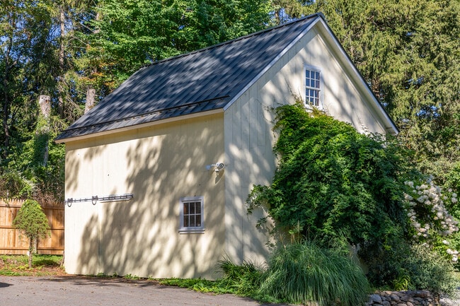 Building Photo - 267 Main St