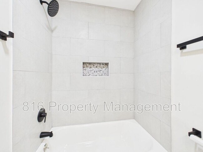 Building Photo - 4542 Chestnut Ave