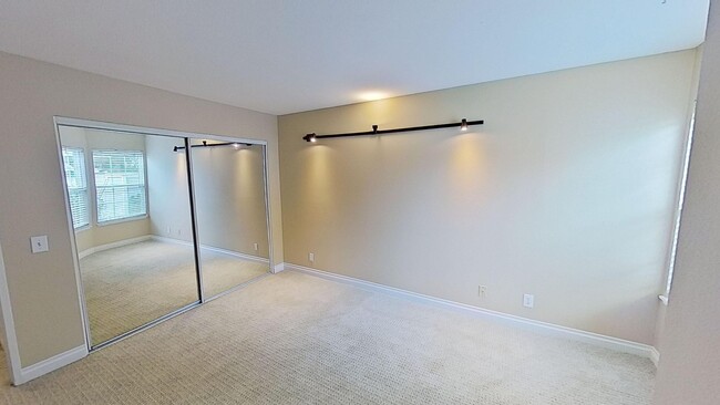 Building Photo - 2 bed/ 2 bath Condo in Goleta-Eucalyptus G...
