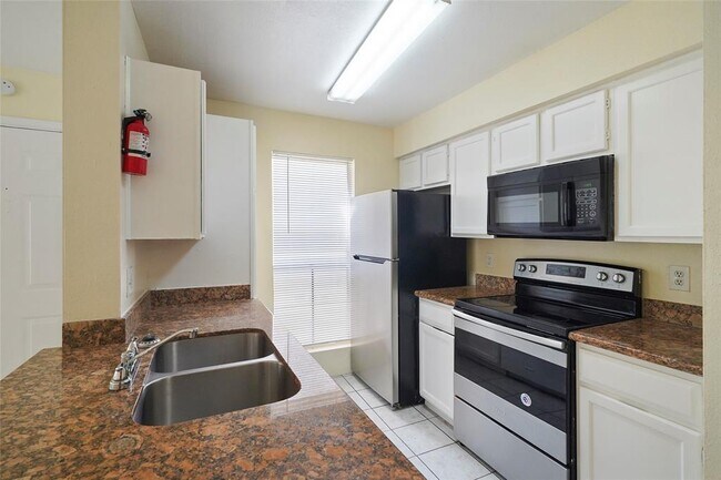 Building Photo - 3900 Woodchase Dr