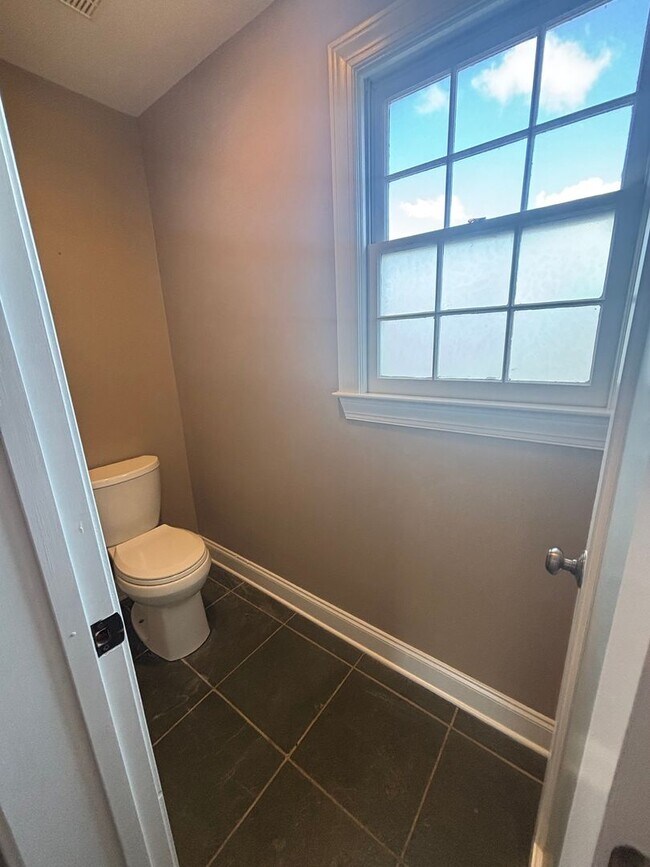 Building Photo - 2 Bedroom 2.5 Bathroom in The Charleston P...