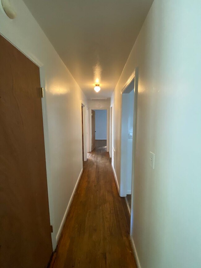 Building Photo - 1640 Lincoln Dr