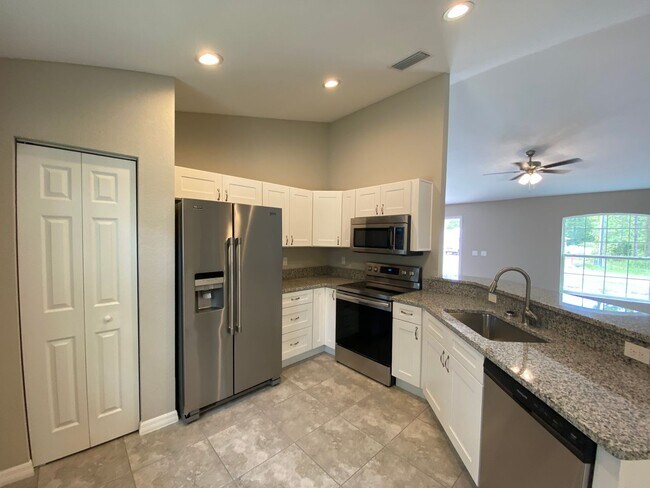 Building Photo - Desirable SW Ocala Neighborhood 3/2/2 *WON'T LAST*