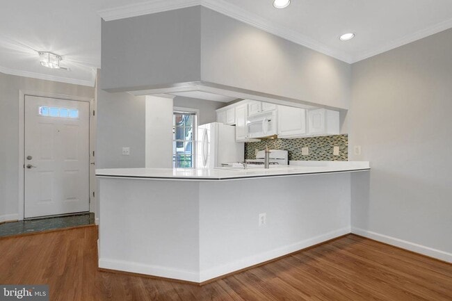 Building Photo - 6924 Fairfax Dr