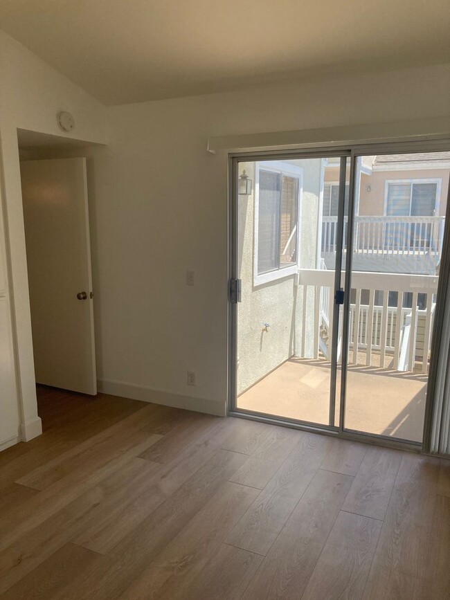 Building Photo - 2 Bedroom 2 Bathroom upper unit near Stran...