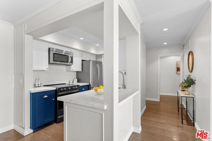 Building Photo - 906 N Doheny Dr