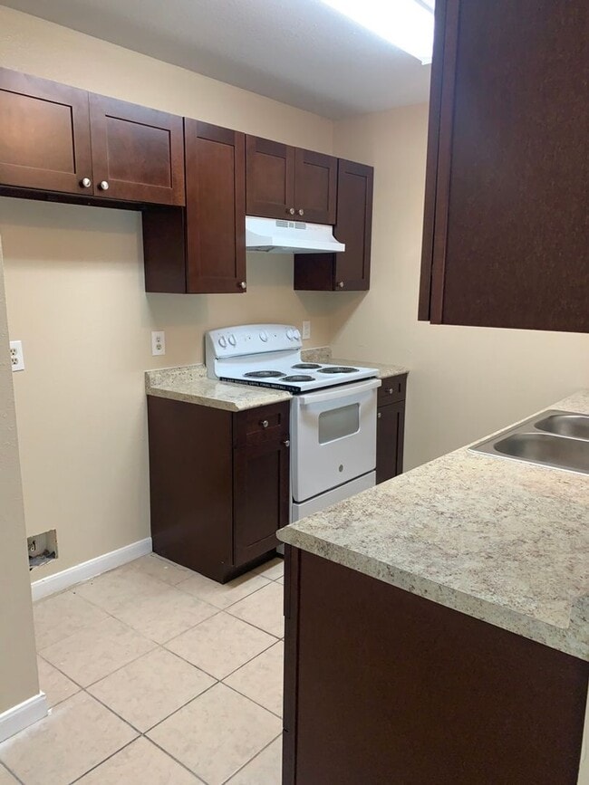 Building Photo - Newly refreshed spacious 2bedrooms,2 baths duplex in Eagle Lake, TX.