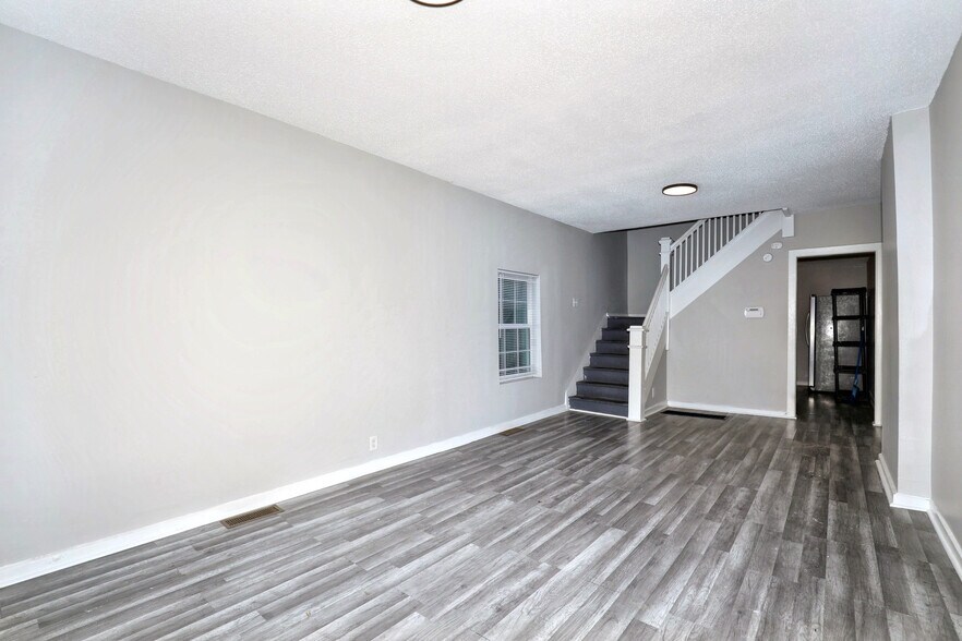 Building Photo - 414 N Temple Ave