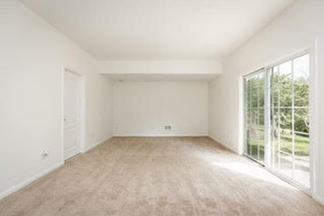 Building Photo - Spacious, Large, Luxury 3 Bedroom Townhous...