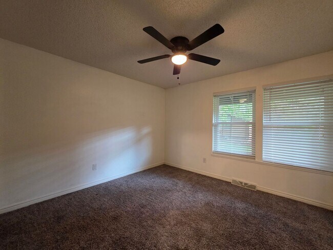 Building Photo - Massive 5 Bedroom Townhouse in Aurora