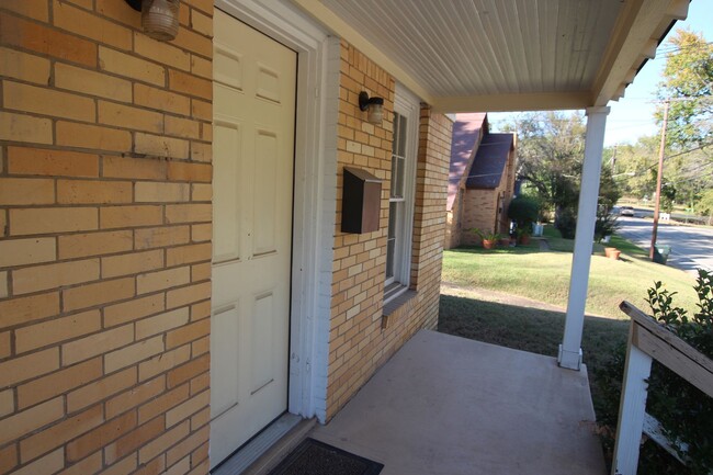 Building Photo - Coming Soon! Charming 2 Bedroom in Tyler!