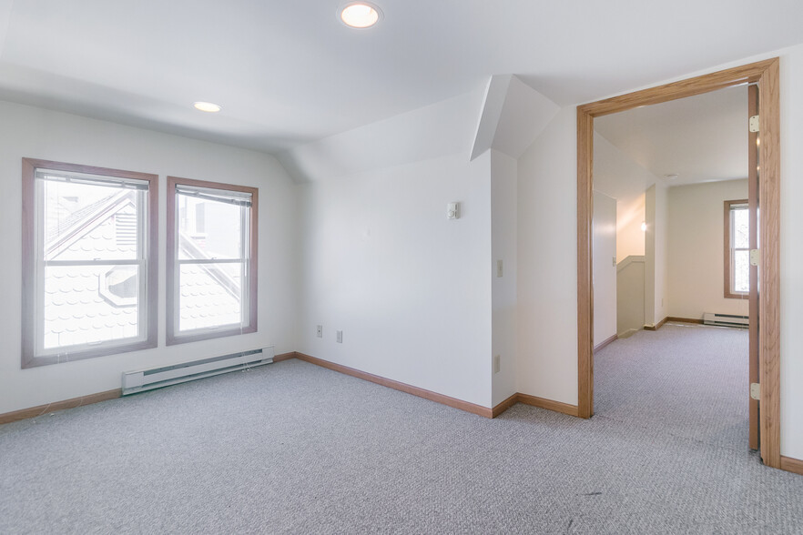 Building Photo - 419 W Doty St