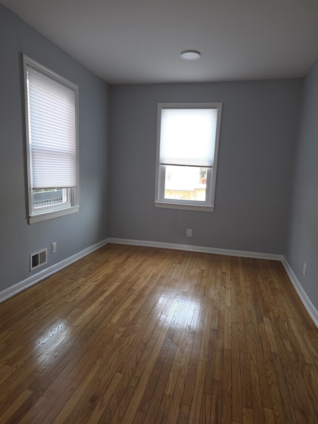 Building Photo - 146 Clarke Ave