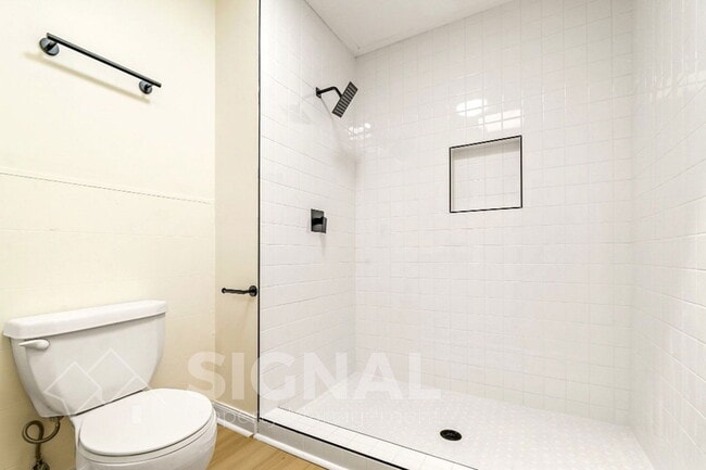 Building Photo - 425 Oak St