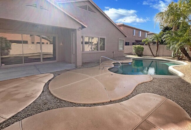 Building Photo - 7236 W Paradise Ln