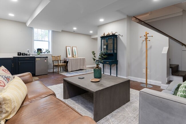 Building Photo - Beautifully Updated House - Awesome Montford Location