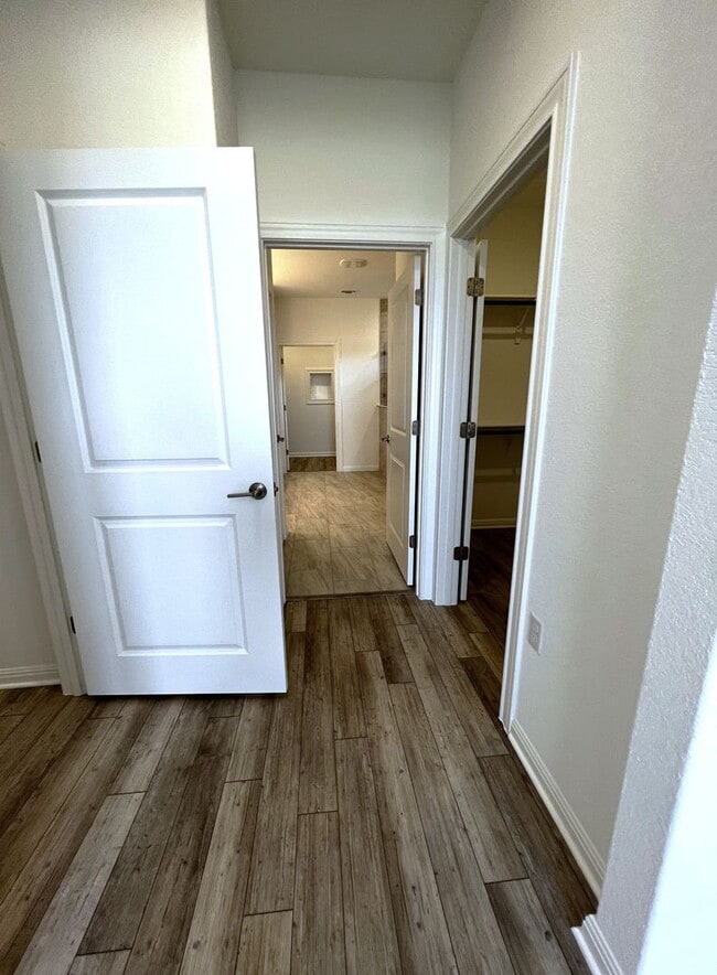 Building Photo - 106 Middle Crk Rd