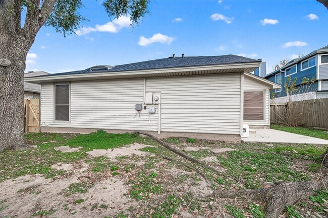 Building Photo - 3306 S Greenpark Dr