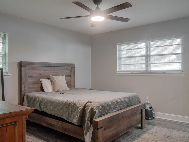 Building Photo - 411 College Blvd