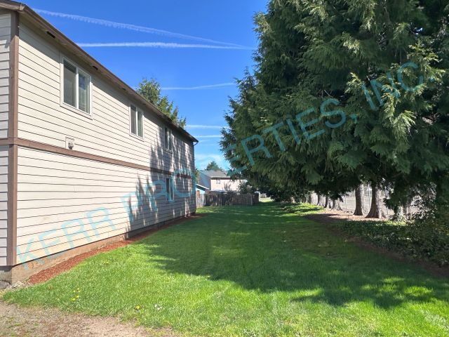 Building Photo - Charming 2-Bedroom Multiplex in Portland with Cozy 862 Sq Ft Layout - Perfect for Urban Living!