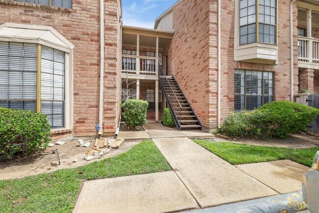 Building Photo - 2255 Braeswood Park Dr