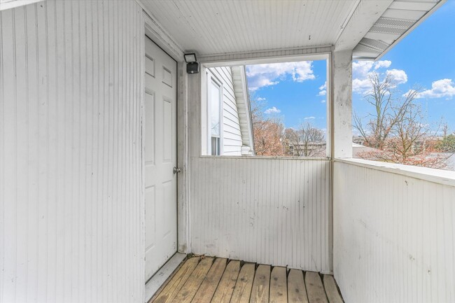 Building Photo - Beautifully Remodeled 1 Bedroom Located in...