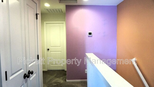 Building Photo - 814 NW Highgarden Dr