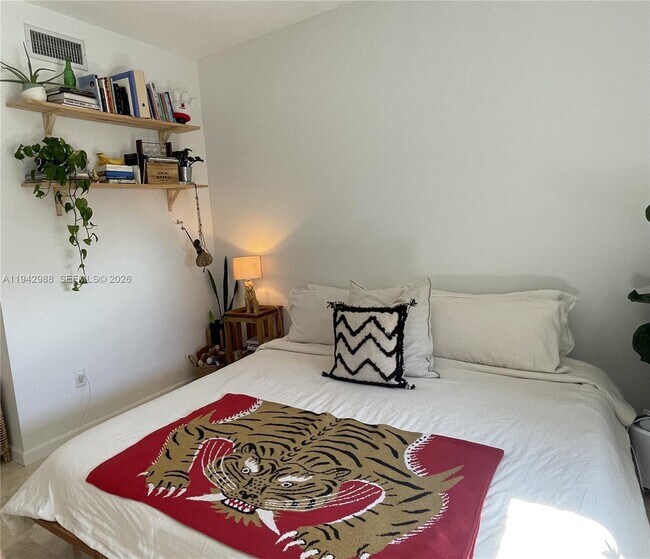 Building Photo - 1060 Brickell Ave